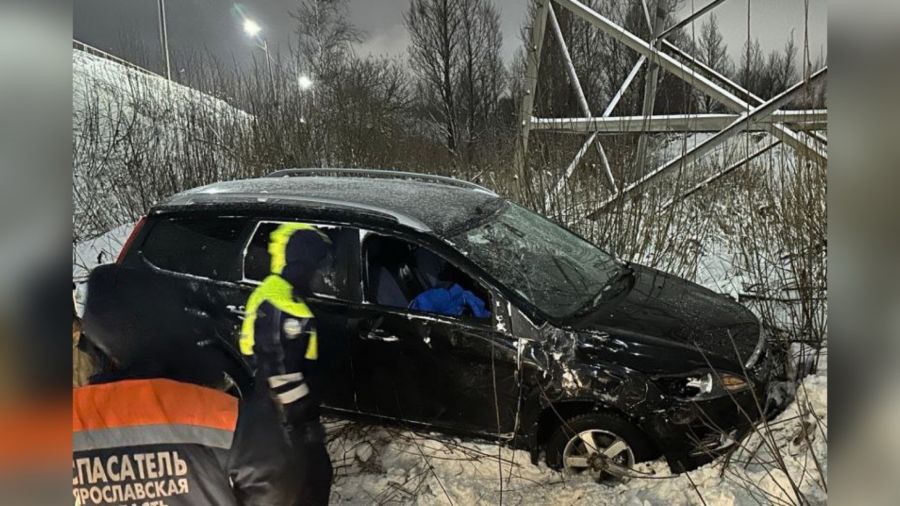 Съехал в кювет и опрокинулся: в Ярославле погиб водитель легковушки