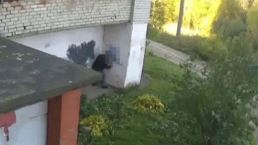В Ярославле вандалы разрисовали фасад дома и остановочный комплекс