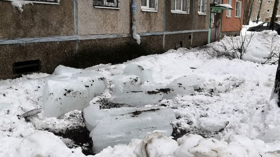 Рухнуло под ноги маме с ребенком: в Ярославле с крыши дома сошел снег со льдом