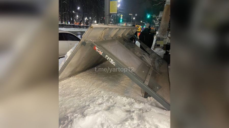 В Ярославле на Красной площади упала остановка. Там находились люди