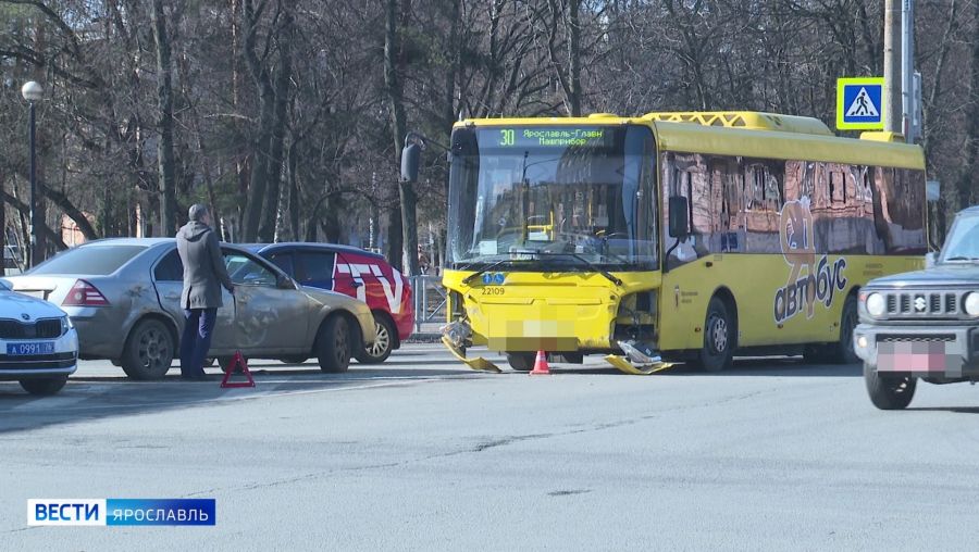 В Ярославле в ДТП с автобусом и иномаркой пострадал подросток