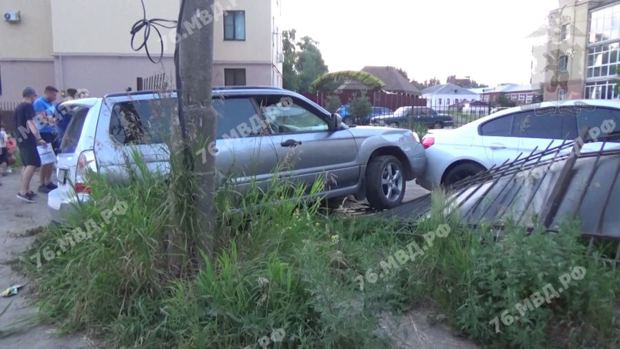 В Ярославле пьяный водитель столкнулся с 3 машинами и врезался в забор